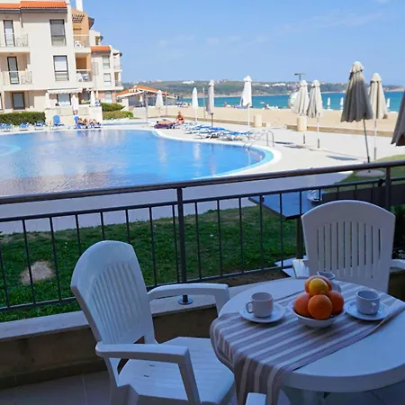 бийч - アパート